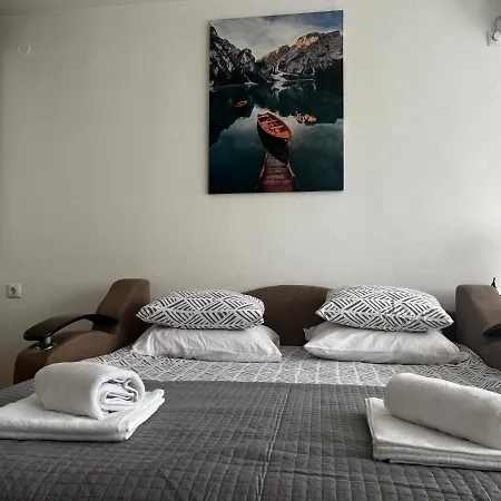 Jase Apartment Split