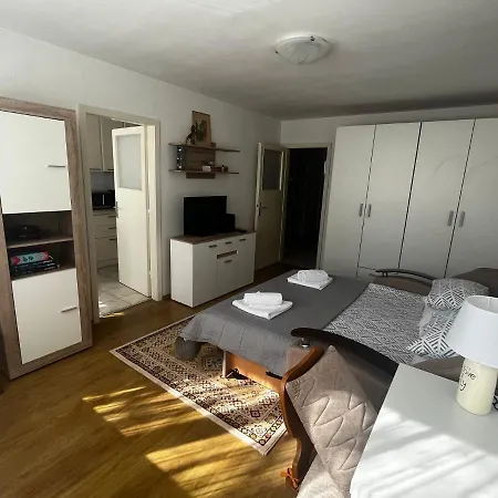 Jase Apartment Split
